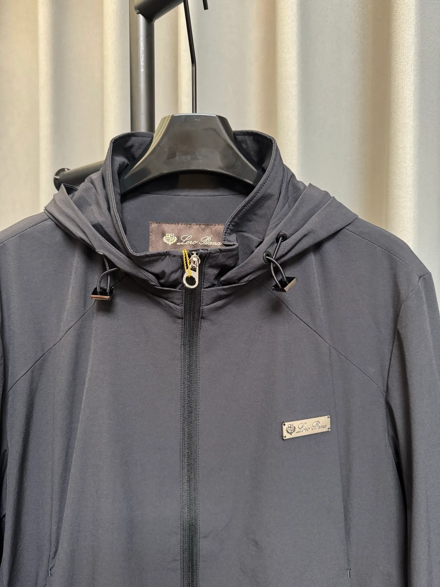 [Premium Replica] Loro Piana 26fw LP Early Autumn New Arrival Metal Logo Brand Hooded Jacket (Gray Black) Top Edition Customized fabric in the cabinet Breathable, high comfort, impeccable details, brand element design concept, reflecting high quality. It feels delicate and soft! Presenting casual tailoring, it can be used for business, old money or leisure. It has three complete standards. Look for the correct version. Size: m/l/xl/xxl/xxxl